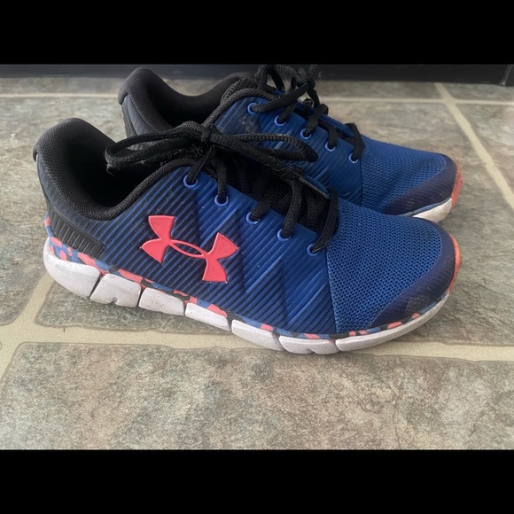 4.5 boys under armor shoes - Picture 2 of 2